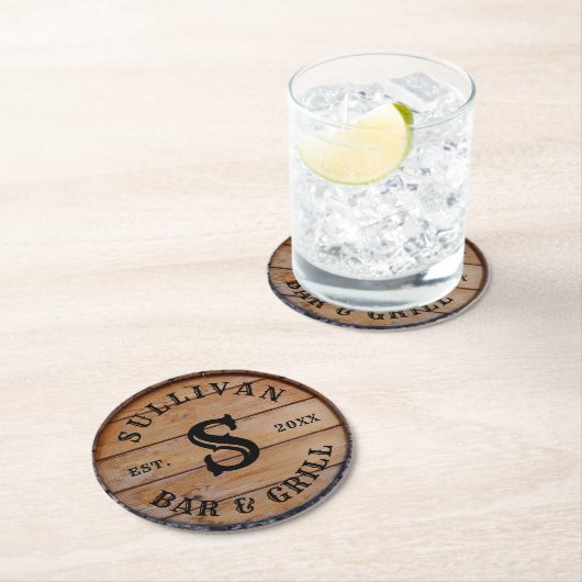 Rustic Wood Custom Family Name Monogram Initial Runder Pappuntersetzer (Vor Ort)