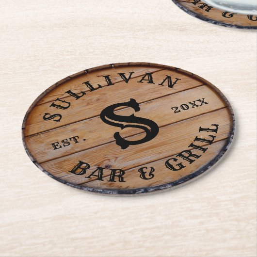 Rustic Wood Custom Family Name Monogram Initial Runder Pappuntersetzer (Angewinkelt)