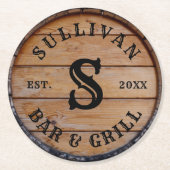 Rustic Wood Custom Family Name Monogram Initial Runder Pappuntersetzer (Vorderseite)