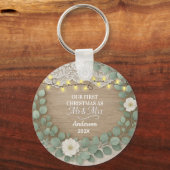 Rustic Wood & Eucalyptus Mr & Mrs Christmas Schlüsselanhänger (Vorderseite)