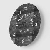 Rustic Wood Family Name Farmhouse Große Wanduhr (Winkel)