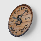 Rustic Wood Farmhouse Personalized Monogram Name Runde Wanduhr (Winkel)