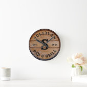Rustic Wood Farmhouse Personalized Monogram Name Runde Wanduhr (Zuhause)