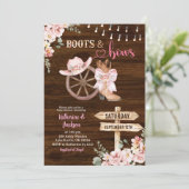 Rustic Wood Floral Boots and Bows Baby Shower Einladung (Stehend Vorderseite)