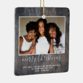 Rustic Wood Frohe Weihnachts-Script Familie Foto Keramikornament (Rechts)