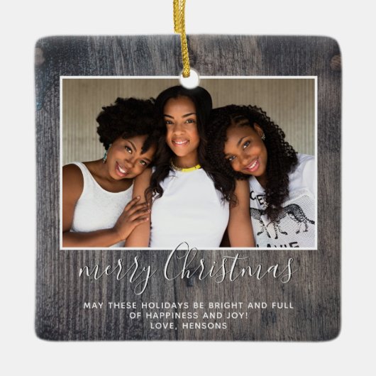 Rustic Wood Frohe Weihnachts-Script Familie Foto Keramikornament (Vorderseite)