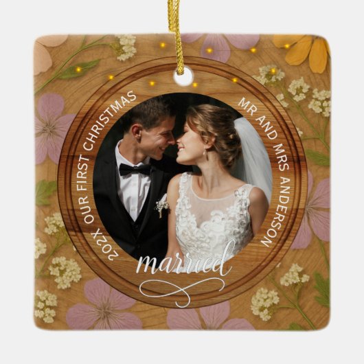 Rustic Wood Grain Floral First Christmas married Keramikornament (Vorderseite)