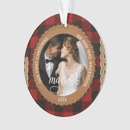 Rustic Wood Grain Plaid First Christmas Married  Ornament (Vorderseite)