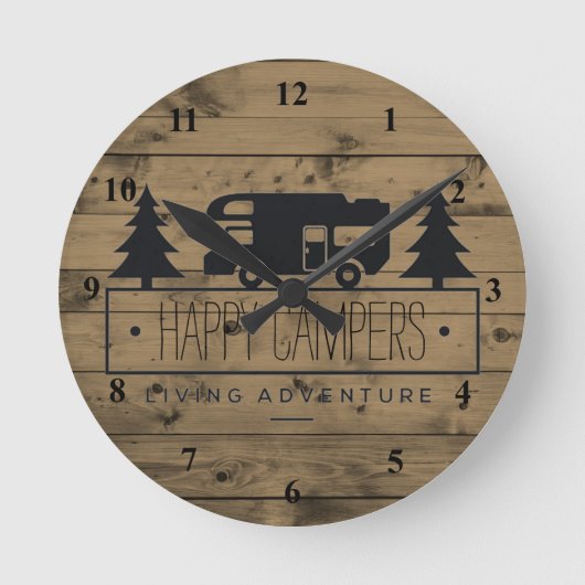 Rustic Wood Happy Campers | RV Ruhestand Runde Wanduhr (Vorderseite)