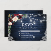 Rustic Wood Jars Blue Burgundy Floral Wedding RSVP Karte (Vorne/Hinten)