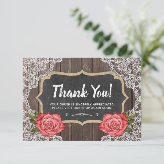 Rustic Wood & Lace Floral Chalkboard Vielen Dank Dankeskarte (Stehend Vorderseite)