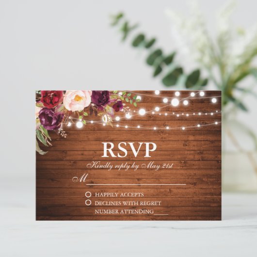 Rustic Wood Lights Burgundy Floral Wedding RSVP (Stehend Vorderseite)