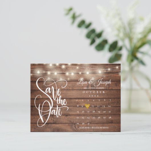 Rustic Wood Lights Kalender QR Code Save the Date Ankündigungspostkarte (Stehend Vorderseite)