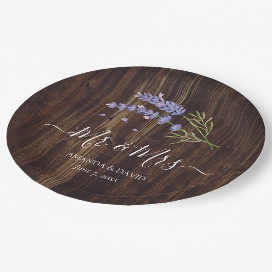 Rustic Wood Lila Lavender Mr. and Mrs. Wedding Pappteller (Schrägansicht)