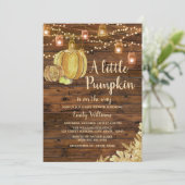 Rustic Wood Little Pumpkin Fall Baby Dusche Einladung (Stehend Vorderseite)
