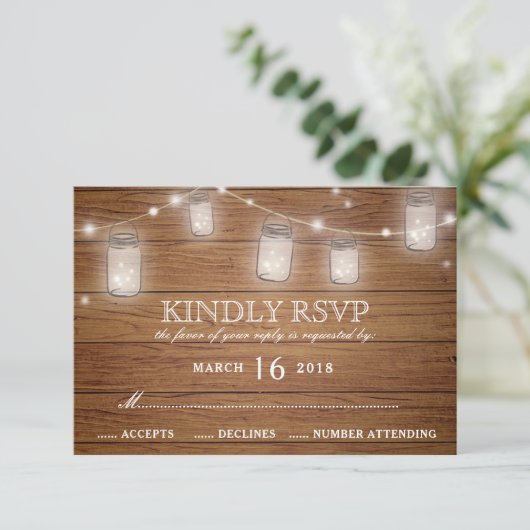 Rustic Wood Mason Jar String Lights Wedding RSVP Karte (Stehend Vorderseite)
