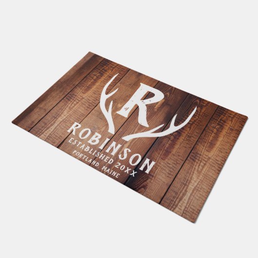 Rustic Wood Monogram Familienname Deer Antler Lake Fußmatte (Schrägansicht)