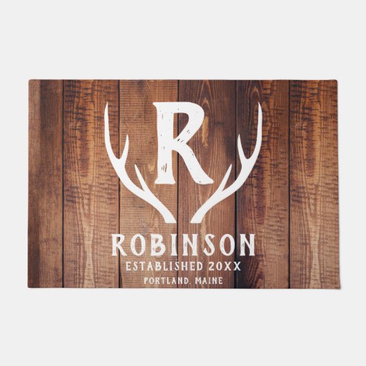 Rustic Wood Monogram Familienname Deer Antler Lake Fußmatte (Vorderseite)