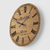 Rustic Wood Mr Mrs Custom Name Farmhouse Wooden Große Wanduhr (Winkel)