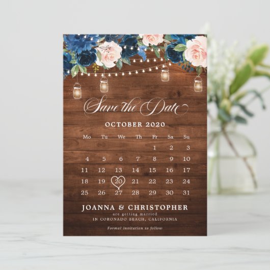 Rustic Wood Navy Blue Floral Mason Jar Kalender Save The Date (Stehend Vorderseite)