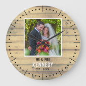 Rustic Wood Newly Wed Photo Wedding Anniversary Große Wanduhr (Vorderseite)