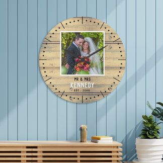  Rustic Wood Newly Wed Photo Wedding Anniversary   Große Wanduhr