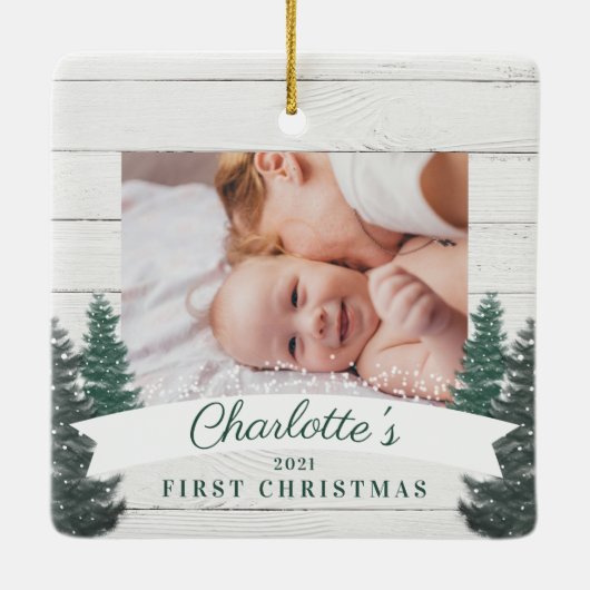 Rustic Wood Pine Trees Baby First Christmas Foto Keramikornament (Rückseite)