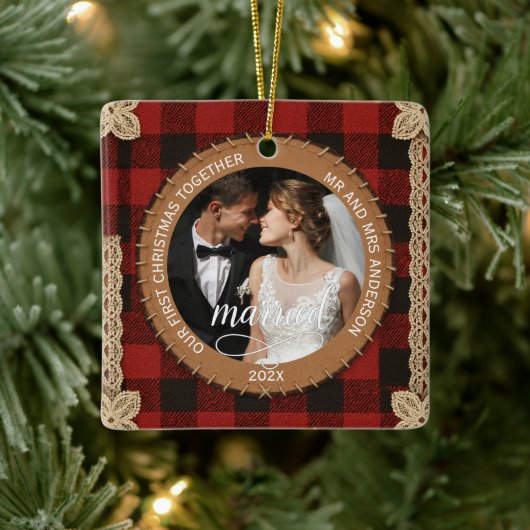 Rustic Wood Plank Plaid First Christmas Married Keramikornament (Baum)