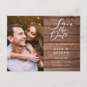 Rustic Wood Script-Foto Hochzeit speichern Sie das Postkarte (Vorderseite)