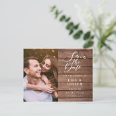 Rustic Wood Script-Foto Hochzeit speichern Sie das Postkarte (Stehend Vorderseite)