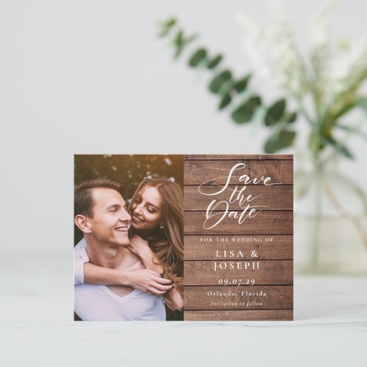 Rustic Wood Script-Foto Hochzeit speichern Sie das Postkarte (Stehend Vorderseite)