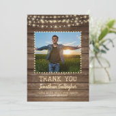 Rustic Wood String Lights Abschluss Vielen Dank Ankündigung (Stehend Vorderseite)