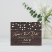 Rustic Wood String Lights Elegant Script Wedding Ankündigungspostkarte (Stehend Vorderseite)
