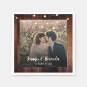Rustic wood string lights photo wedding serviette (Vorderseite)
