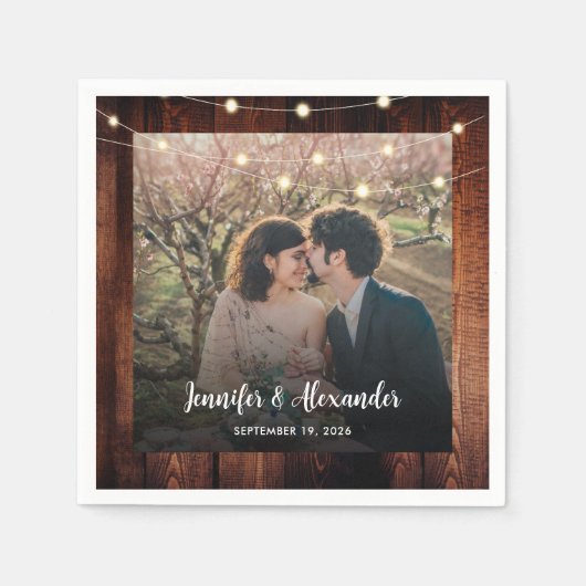 Rustic wood string lights photo wedding serviette (Vorderseite)