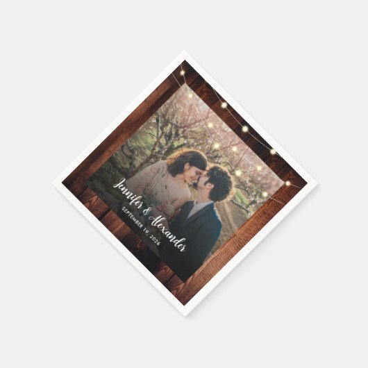 Rustic wood string lights photo wedding serviette (Ecke)