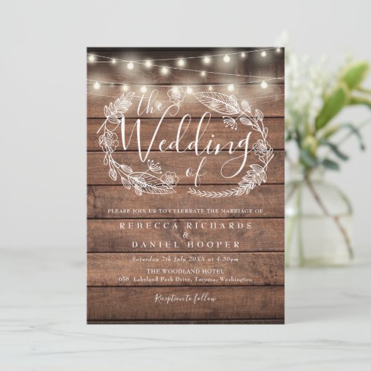 Rustic Wood String Lights Script Foto Wedding Einladung (Stehend Vorderseite)