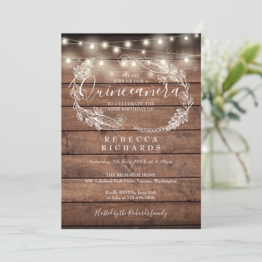 Rustic Wood String Lights Script Quinceañera 15. Einladung (Stehend Vorderseite)
