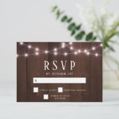 Rustic Wood String Lights Wedding RSVP Card (Stehend Vorderseite)