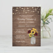 Rustic Wood Sunblumen Burgundy Mason Jar Wedding Einladung (Stehend Vorderseite)