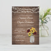 Rustic Wood Sunblumen Burgundy Mason Jar Wedding Einladung (Stehend Vorderseite)