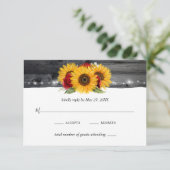Rustic Wood Sunflower Burgundy Rote Rose Wedding RSVP Karte (Stehend Vorderseite)