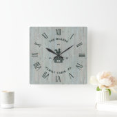 Rustic Wood Texture Roman Numerals Farm House 3 Quadratische Wanduhr (Zuhause)