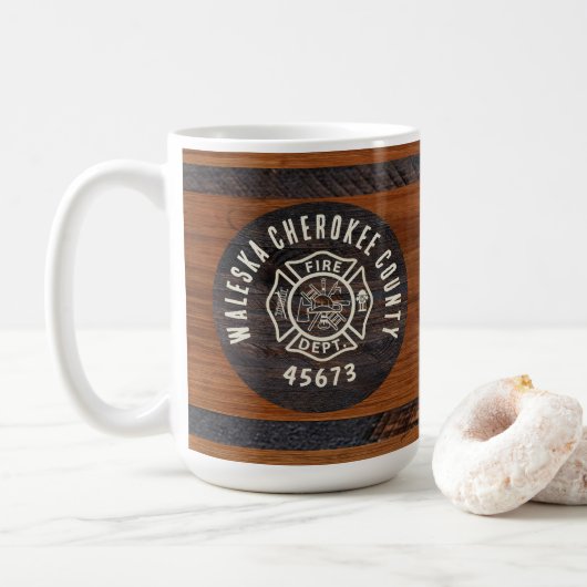 Rustic Wood Ton Feuerwehrmann Emblem Kaffeetasse (Mit Donut)
