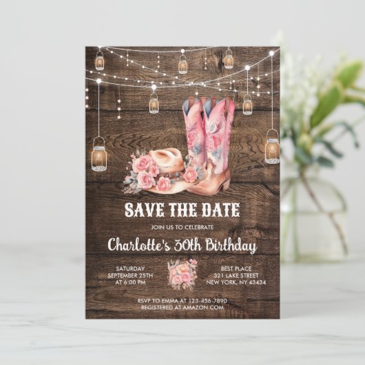 Rustic Wood Western Save the Date Cowgirl Birthday Einladung (Stehend Vorderseite)