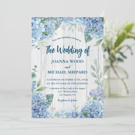 Rustic Wood White Blue Hydrangea Wedding Einladung (Stehend Vorderseite)