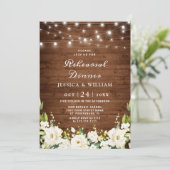 Rustic Wood White Roses Hydrangea Probe Dinner Einladung (Stehend Vorderseite)