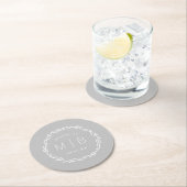 Rustic Wreath Wedge Monogram | Grau Runder Pappuntersetzer (Vor Ort)