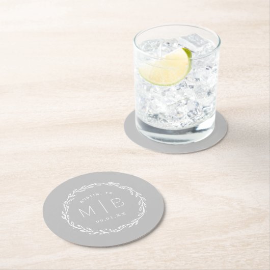 Rustic Wreath Wedge Monogram | Grau Runder Pappuntersetzer (Vor Ort)