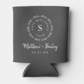 Rustic Wreath Wedge Monogram | Holzkohle Dosenkühler (Vorderseite)